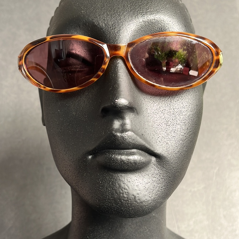 Gucci Tortoiseshell Sunglasses - Picture 10 of 16